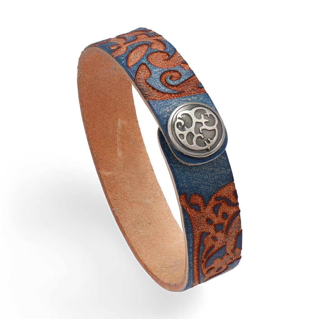 Bracelet en cuir bleu avec motif floral gravé et fermoir métallique circulaire décoré.