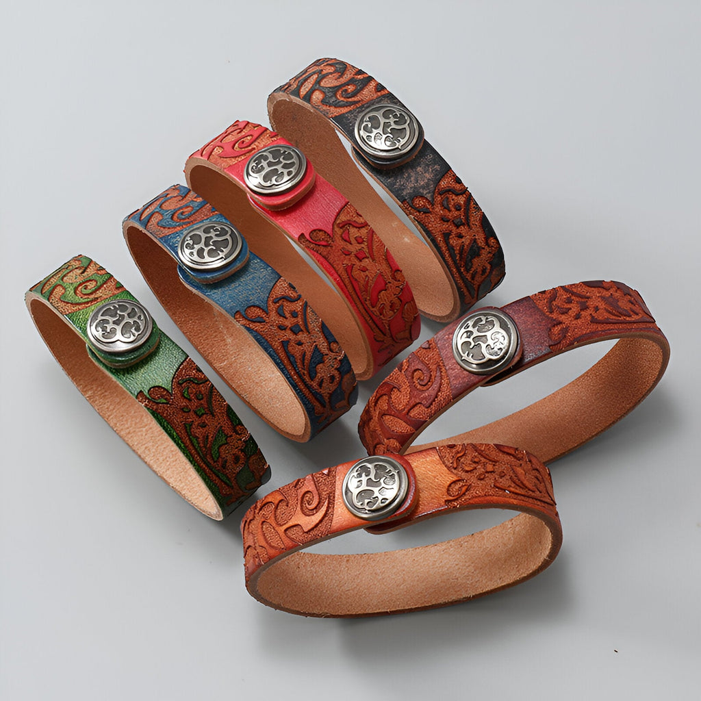 Bracelets en cuir marron, rouge, bleu, vert et noir avec motif floral gravé et bouton métallique argenté.