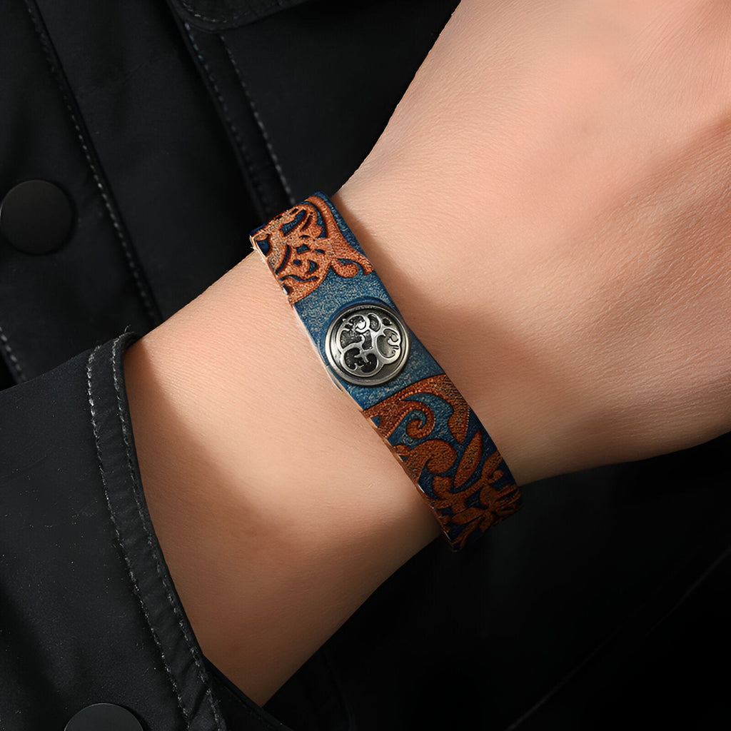 Bracelet en cuir marron et bleu à motif floral avec médaillon argenté pour homme.