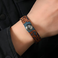 Bracelet en cuir marron et bleu à motif floral avec médaillon argenté pour homme.