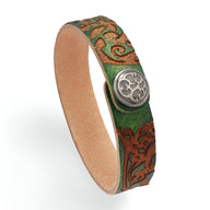 Bracelet cuir vert avec motif floral gravé marron et fermoir rond métal argenté.