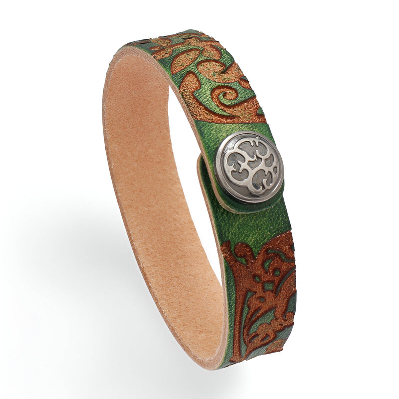 Bracelet cuir vert avec motif floral gravé marron et fermoir rond métal argenté.