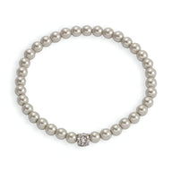 Bracelet femme en perles d'imitation blanches avec un strass central scintillant.