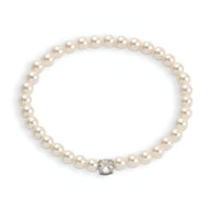 Bracelet chic pour femme en perles d’imitation blanches avec un strass carré argenté.