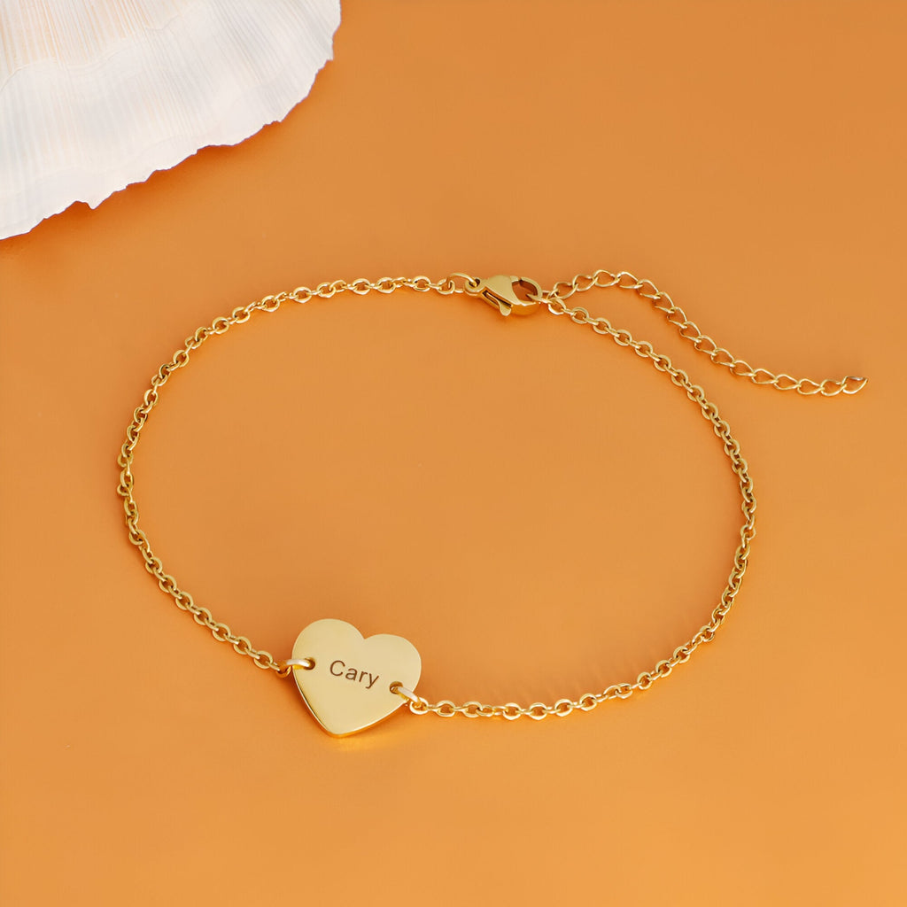 Bracelet fin en acier inoxydable doré avec pendentif cœur gravé "Cary".