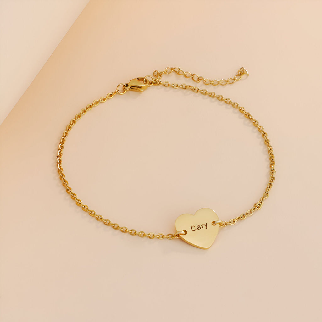 Bracelet fin en acier inoxydable doré avec pendentif cœur gravé « Cary ».