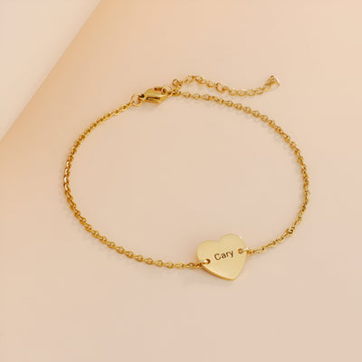 Bracelet fin en acier inoxydable doré avec pendentif cœur gravé « Cary ».