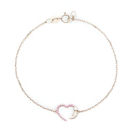 Bracelet fin en argent sterling avec un pendentif cœur rosé orné de cristaux et une petite plume élégante.