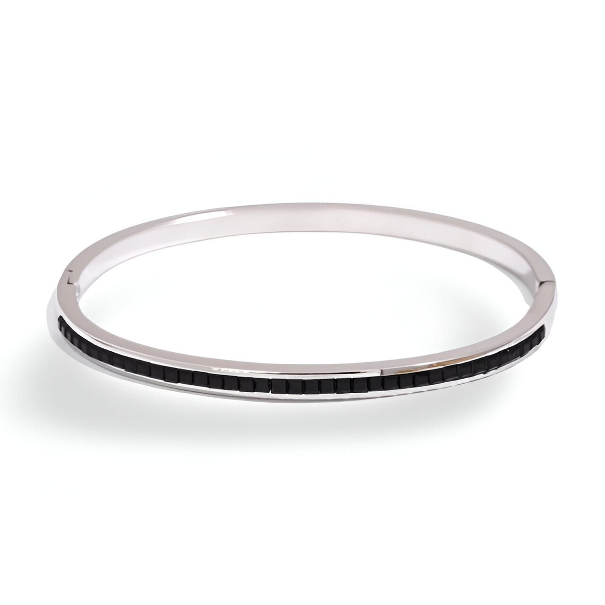Bracelet fin rigide en acier inoxydable avec incrustation noire brillante, style épuré pour femme.