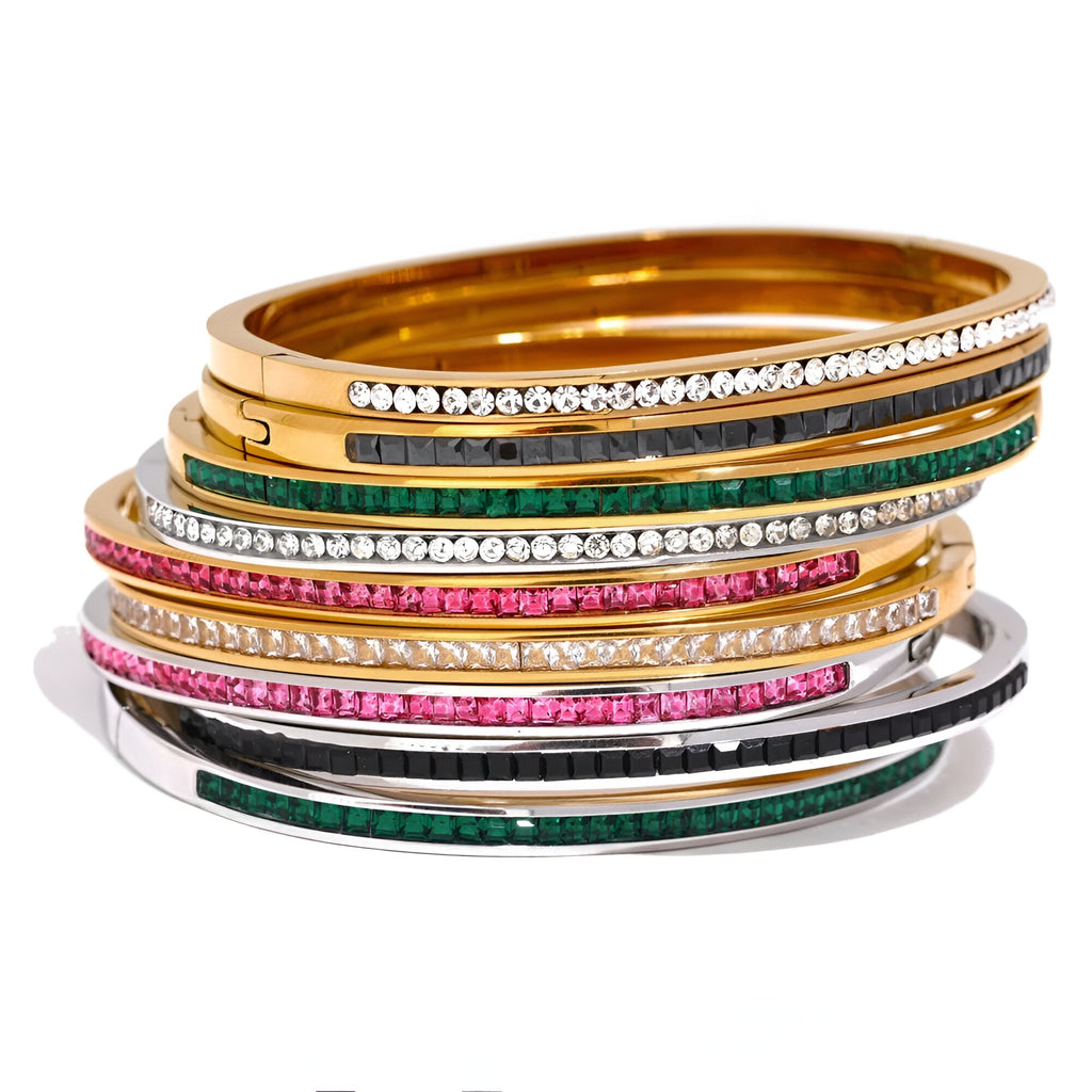 Lot de bracelets empilés plaqués or avec incrustations de pierres vertes, roses et blanches, acier inoxydable.