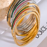 Lot de bracelets colorés plaqué or en acier inoxydable avec détails verts, rouges, blancs et dorés, design élégant pour femme.