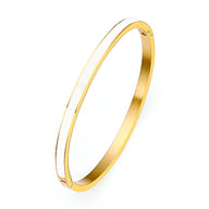 Bracelet jonc fin plaqué or avec émail blanc lisse et finition brillante.
