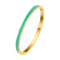 Bracelet jonc plaqué or en titane avec émail turquoise lisse, design fin et élégant.