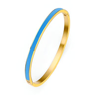 Bracelet jonc fin plaqué or avec émail bleu, style épuré et moderne pour femme.