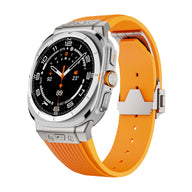 Montre connectée Samsung Galaxy Watch Ultra avec bracelet silicone orange à fixation ferme et boîtier argenté.