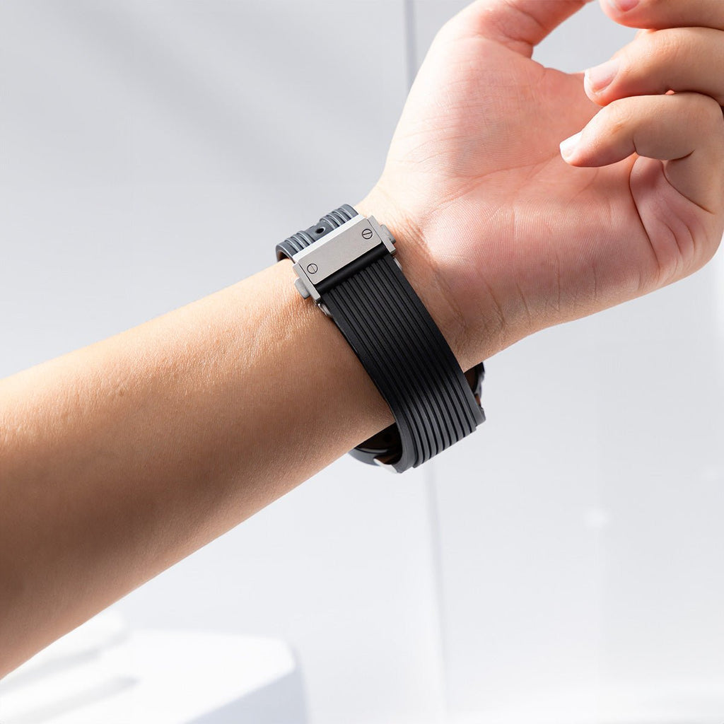 Bracelet silicone noir 22 mm avec fixation argent pour Samsung Galaxy Watch Ultra, porté au poignet.