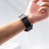 Bracelet silicone noir 22 mm avec fixation argent pour Samsung Galaxy Watch Ultra, porté au poignet.