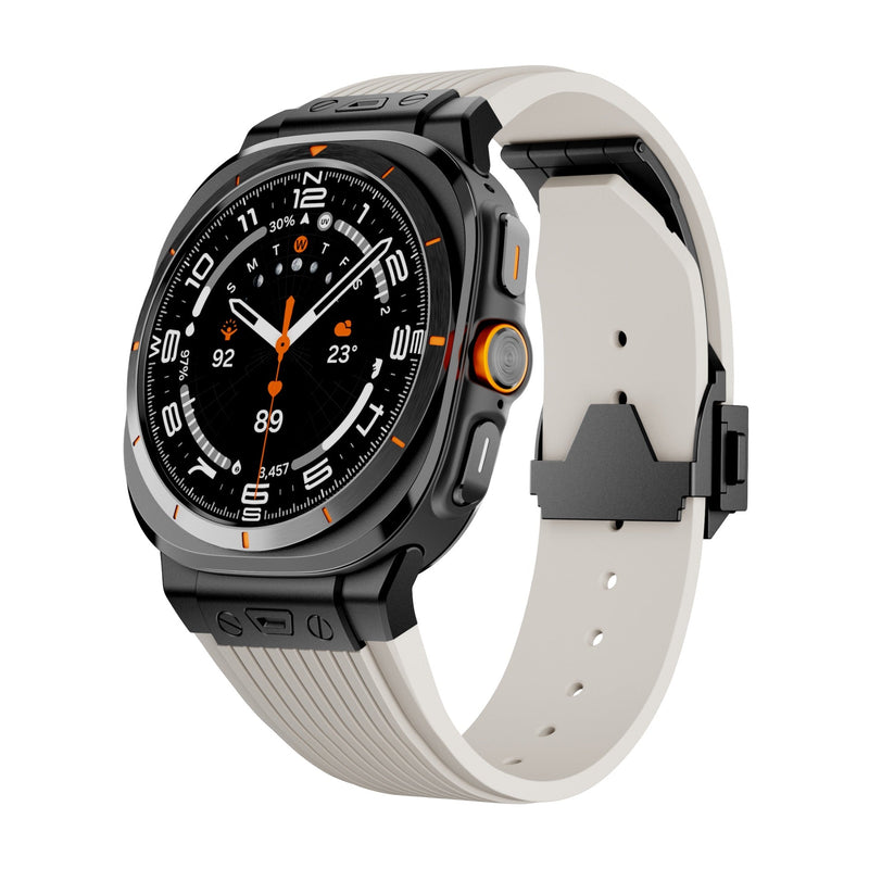 Montre connectée Samsung Galaxy Watch Ultra avec bracelet silicone beige et boucle noire ferme.