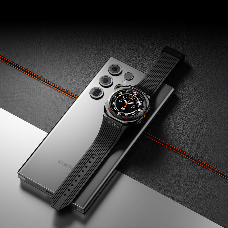 Bracelet silicone noir pour Samsung Galaxy Watch Ultra avec fixation ferme et style sportif.