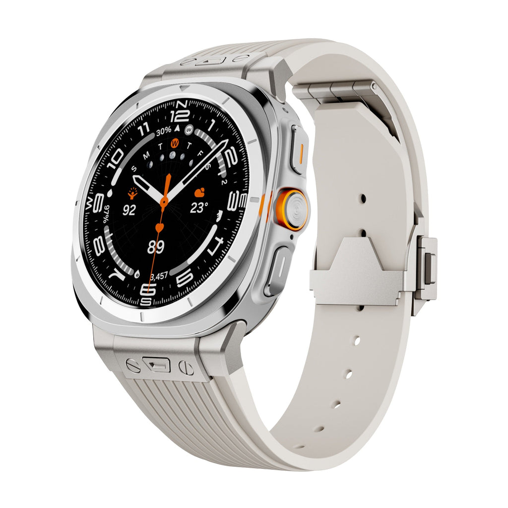 Bracelet en silicone beige clair avec boucle argentée pour Samsung Galaxy Watch Ultra modèle Touko.