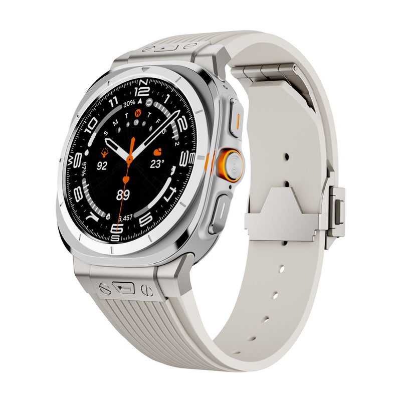 Bracelet en silicone beige clair avec boucle argentée pour Samsung Galaxy Watch Ultra modèle Touko.