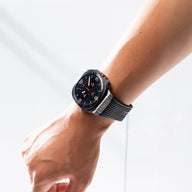 Bracelet en silicone gris avec coutures noires pour montre Samsung Galaxy Watch Ultra 22 mm.