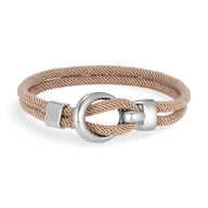 Bracelet cordon beige à double tour avec crochet en acier inoxydable lisse et brillant.