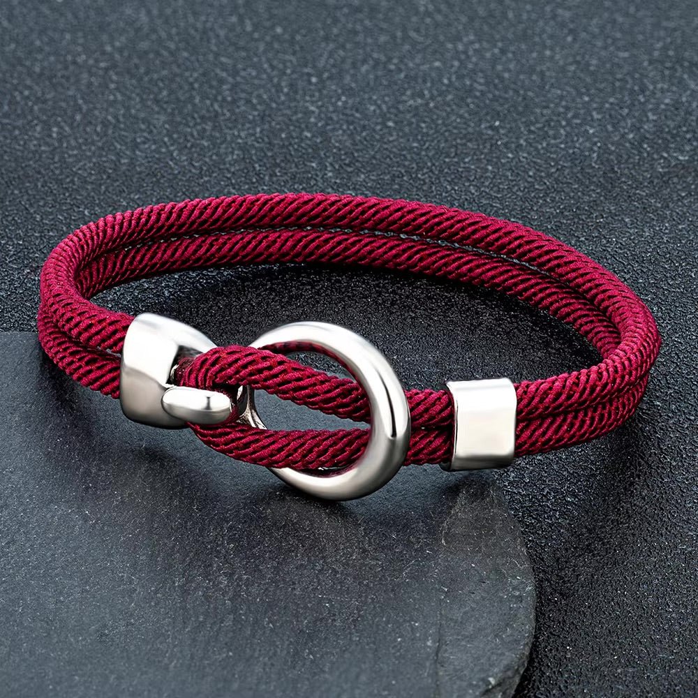 Bracelet cordon bordeaux avec crochet rond en acier inoxydable finition polie.