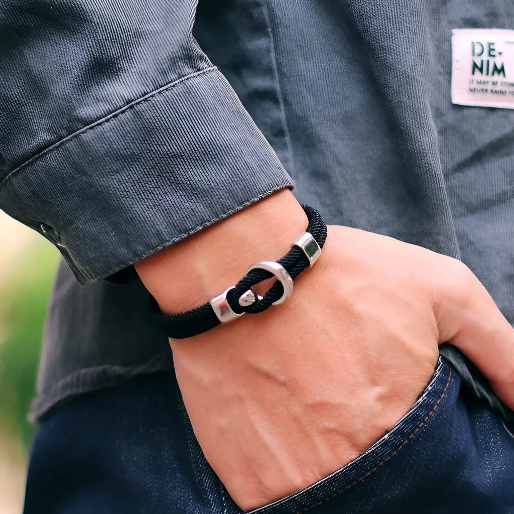 Bracelet cordon noir avec crochet en acier inoxydable et détail argenté élégant.