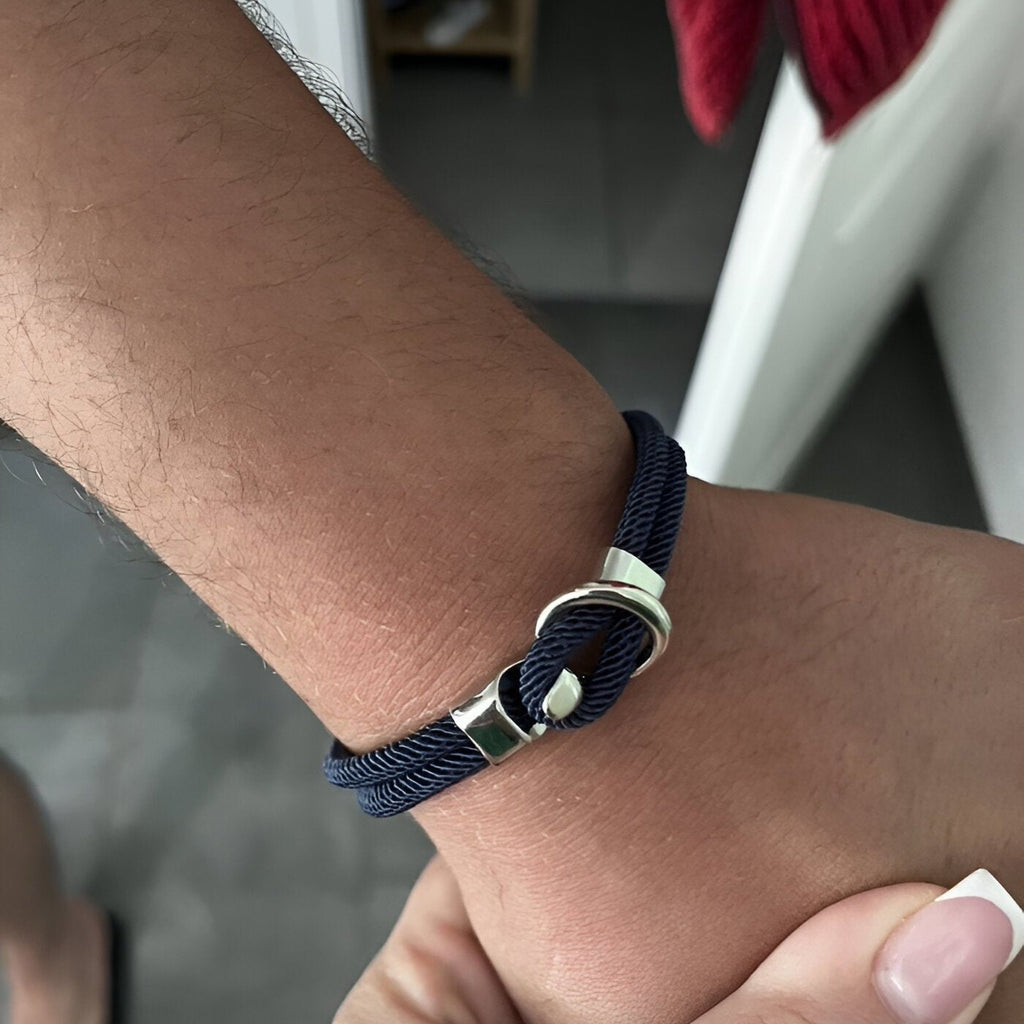 Bracelet cordon bleu marine avec crochet en acier inoxydable, style Pedro, fermeture boucle ajustable.