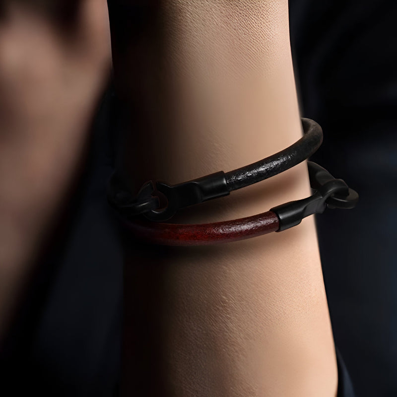 Bracelets cordon cuir marron et noir avec fermoir crochet acier inoxydable, modèle Nimeo, poignet homme.