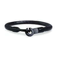Bracelet cordon noir en cuir avec crochet et détail en acier inoxydable mat.