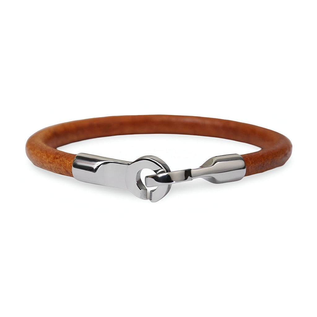 Bracelet en cuir marron avec fermoir crochet en acier inoxydable argenté, style minimaliste homme.