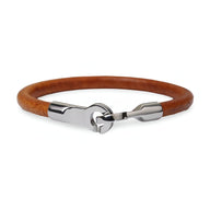 Bracelet en cuir marron avec fermoir crochet en acier inoxydable argenté, style minimaliste homme.