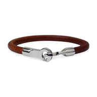 Bracelet cordon en cuir marron avec fermoir crochet en acier inoxydable argenté pour homme.