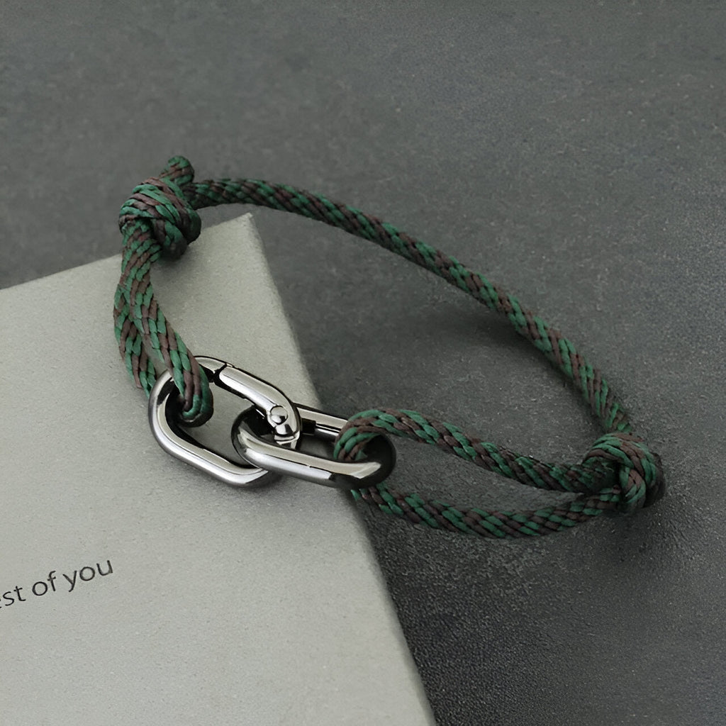 Bracelet cordon vert et marron avec double mousquetons en métal brillant pour homme.