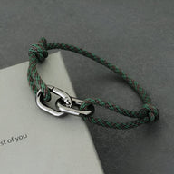 Bracelet cordon vert et marron avec double mousquetons en métal brillant pour homme.