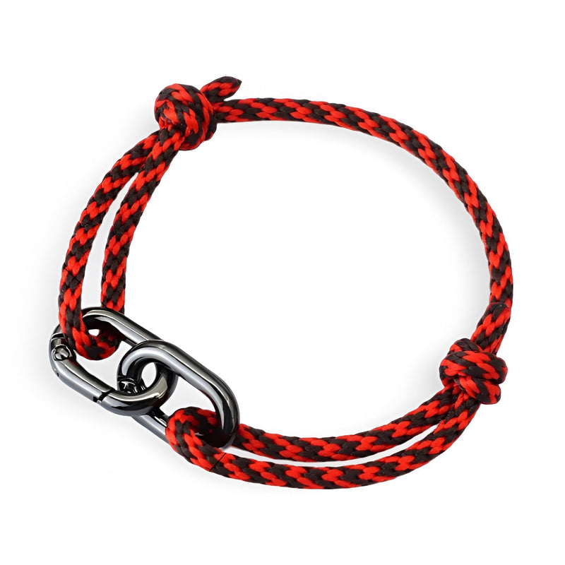 Bracelet cordon rouge et noir à double mousquetons en métal noir mat pour homme.