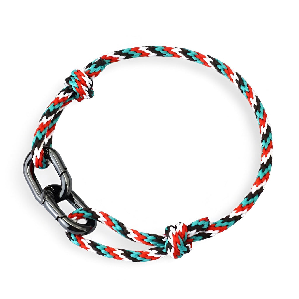 Bracelet cordon bicolore rouge, bleu et blanc avec double mousquetons noirs, style décontracté.