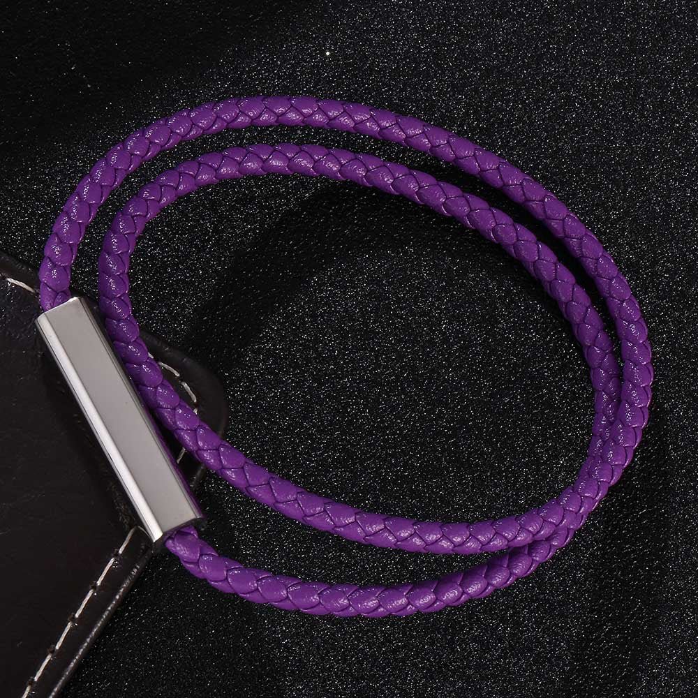 Bracelet cordon en cuir violet tressé à deux tours avec fermoir métallique argenté classique.