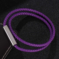 Bracelet cordon en cuir violet tressé à deux tours avec fermoir métallique argenté classique.