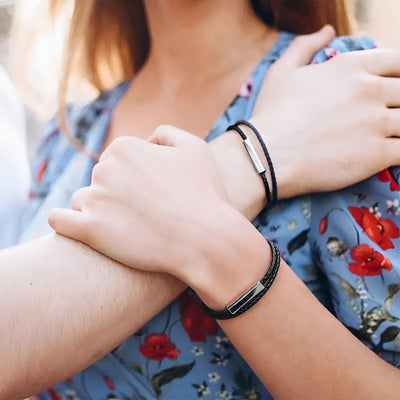 Bracelet cordon en cuir noir fin à enrouler, modèle Luz, porté au poignet sur peau claire et peau mate, avec robe à motifs.