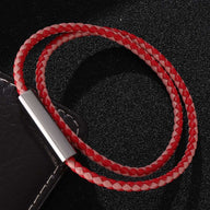 Bracelet cordon à enrouler en cuir tressé rouge et beige avec fermoir argenté brillant.