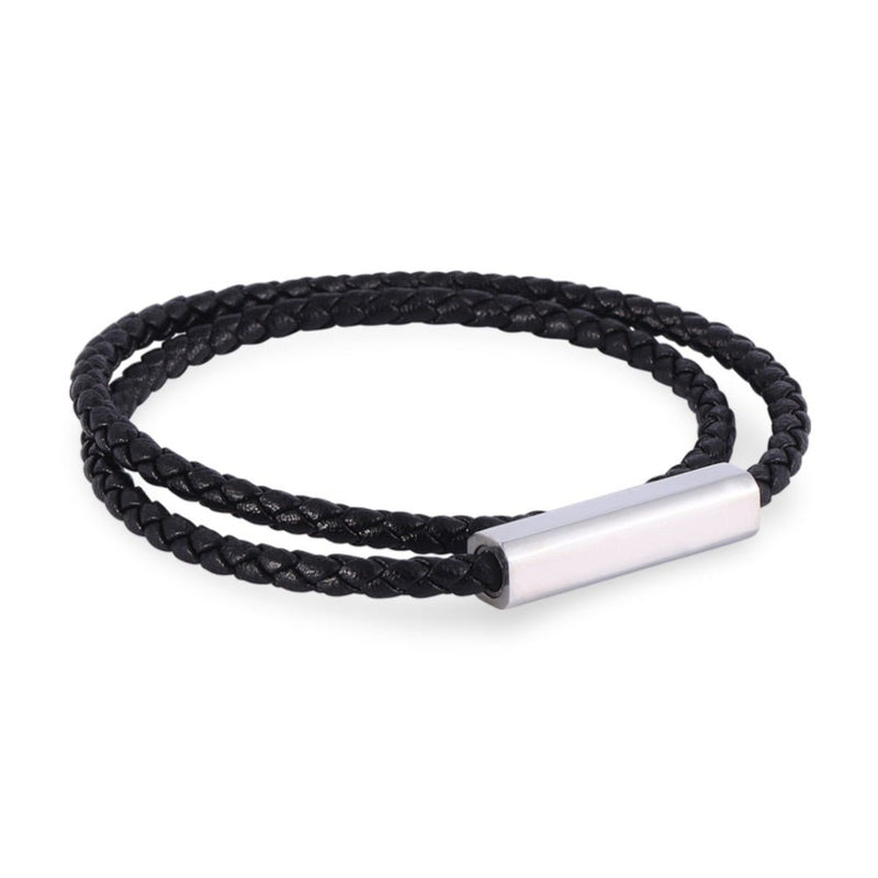 Bracelet cordon en cuir noir tressé double tour avec fermoir métallique argenté lisse.