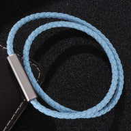 Bracelet cordon en cuir bleu clair tressé à enrouler avec fermoir argenté rectangulaire.