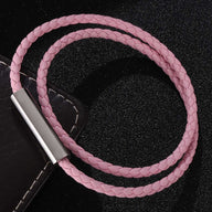 Bracelet cordon en cuir rose tressé à double tour avec barre métallique argentée.