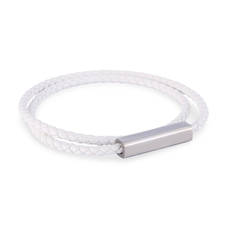 Bracelet cordon blanc en cuir tressé à double tour avec fermoir acier inoxydable lisse.