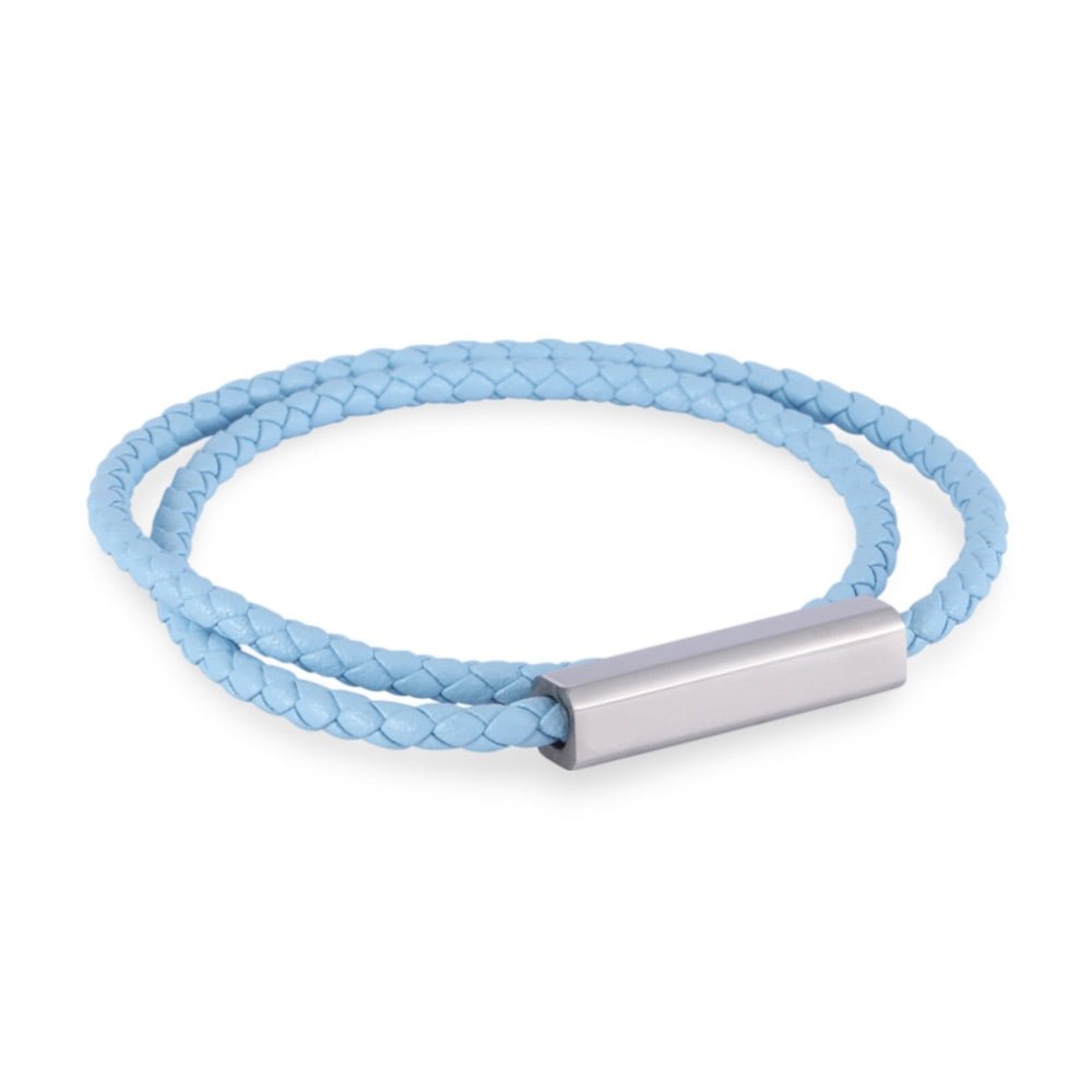 Bracelet cordon en cuir tressé bleu clair à enrouler avec fermoir métallique argenté.