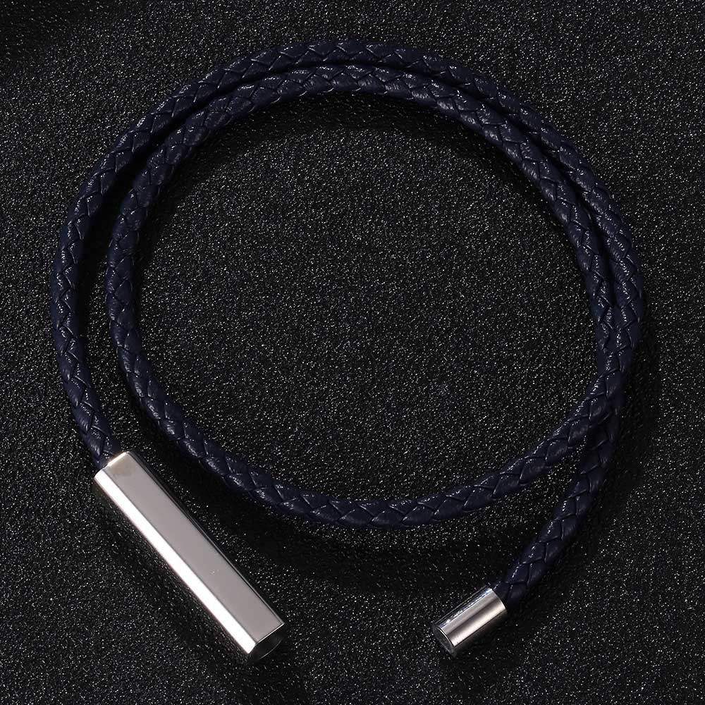 Bracelet cordon en cuir marine à enrouler avec barrette métallique argentée lisse.
