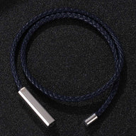 Bracelet cordon en cuir marine à enrouler avec barrette métallique argentée lisse.